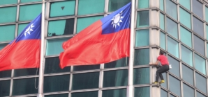 Climber Alex Honnold free solos Taipei 101 skyscraper