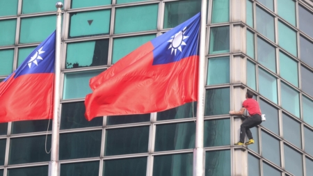 Climber Alex Honnold free solos Taipei 101 skyscraper