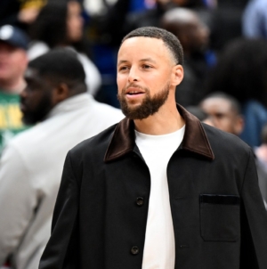 Steph Curry Shares Emotional Message After Dell Curry’s Jersey Retirement