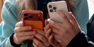 iPhone and Samsung flashlight hidden features most people don’t know