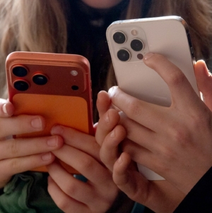 iPhone and Samsung flashlight hidden features most people don’t know