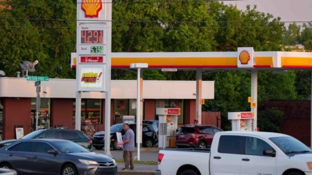Will gas dip below $3 a gallon this year? Here’s what experts predict.