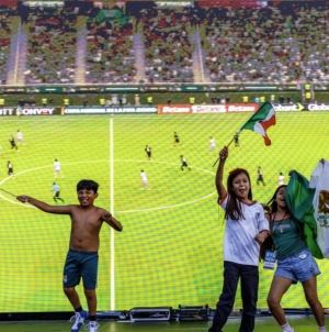 ‘¡Coreano, hermano!’ Mexico vs. Korea match brings out more romance than rivalry in L.A.