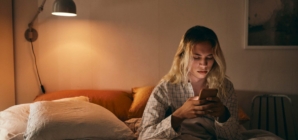 Some Gen Zers swap their smartphones for “dumb” phones to curb social media habits